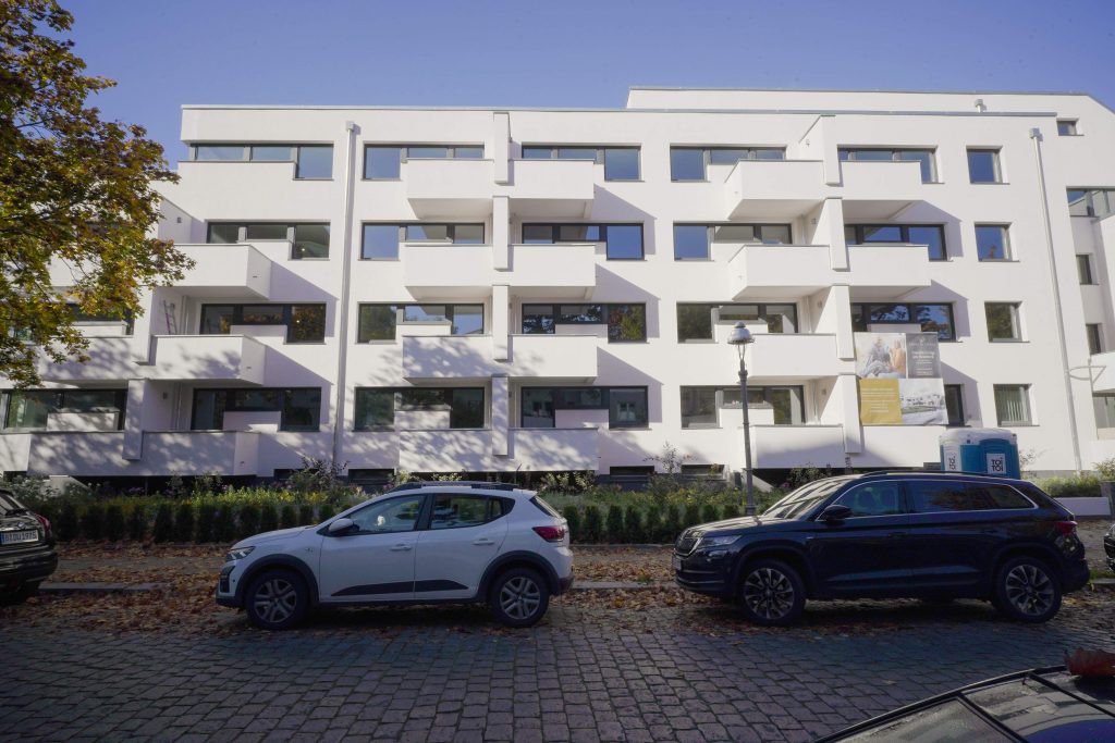 Blick auf das Gebäude von der Hauptstrasse